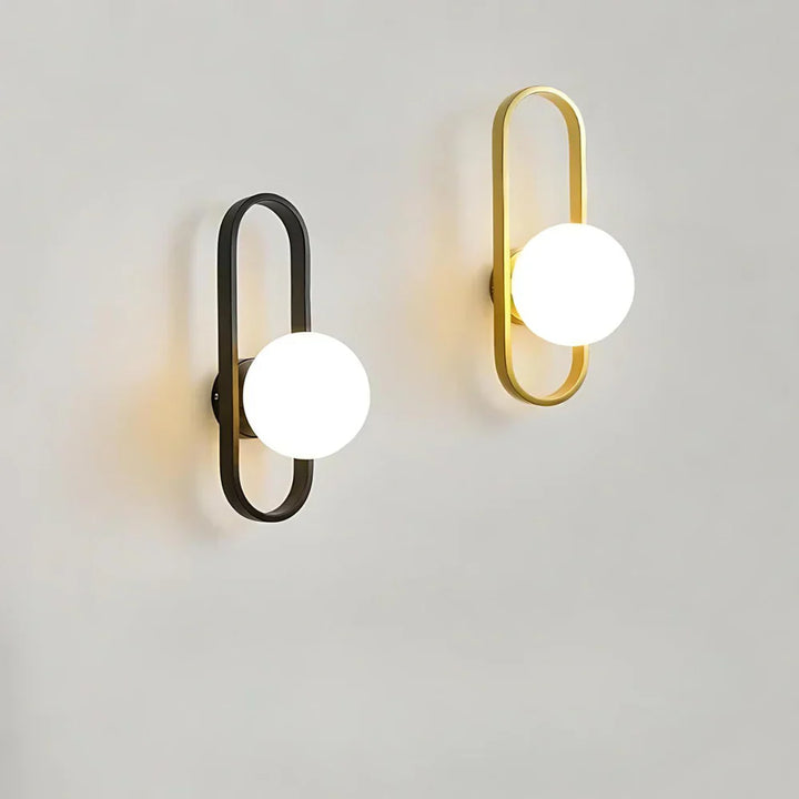 Moderne Wandleuchte mit Milchglaskugel