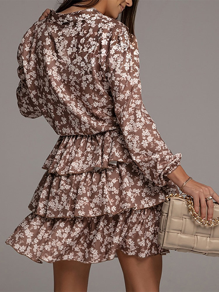 Gemustertes Kleid mit Rüschen und langen Ärmeln