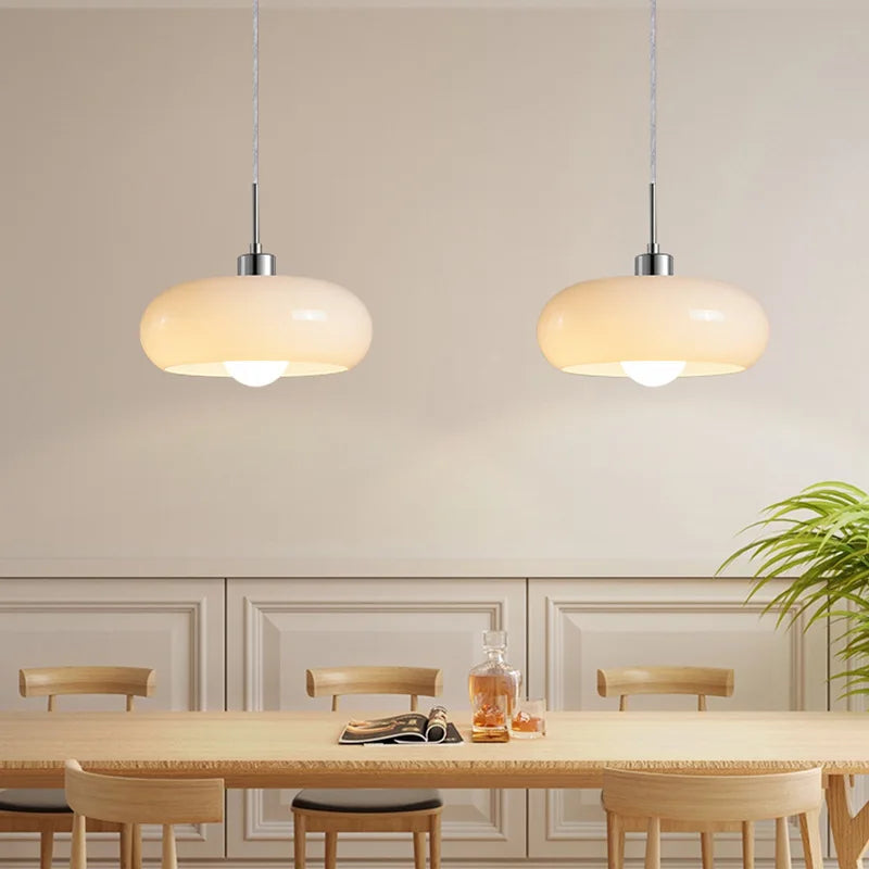 Pendelleuchte mit opalisierendem Glasschirm – eleganter Retro-Bauhaus-Akzent