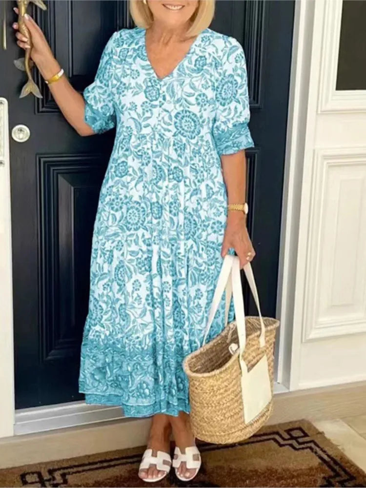 Sommerliches Midikleid mit blauem Muster