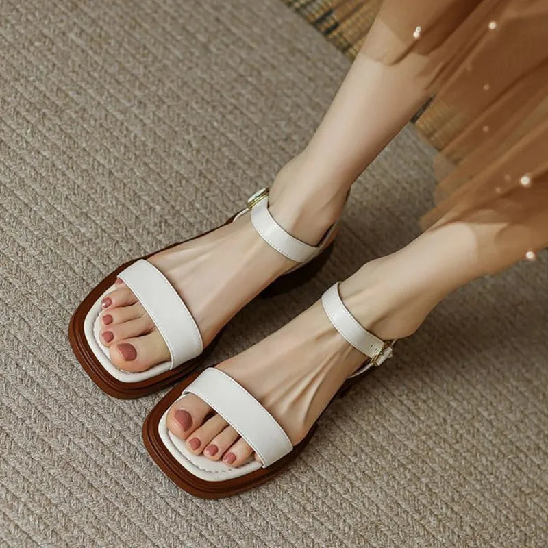 Modische Damen-Sandalen mit niedrigem Absatz und Riemen