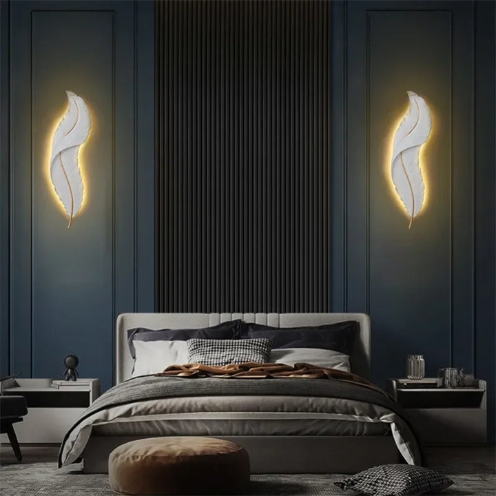 Wandleuchte in Federform – Elegantes Design mit warmem Licht