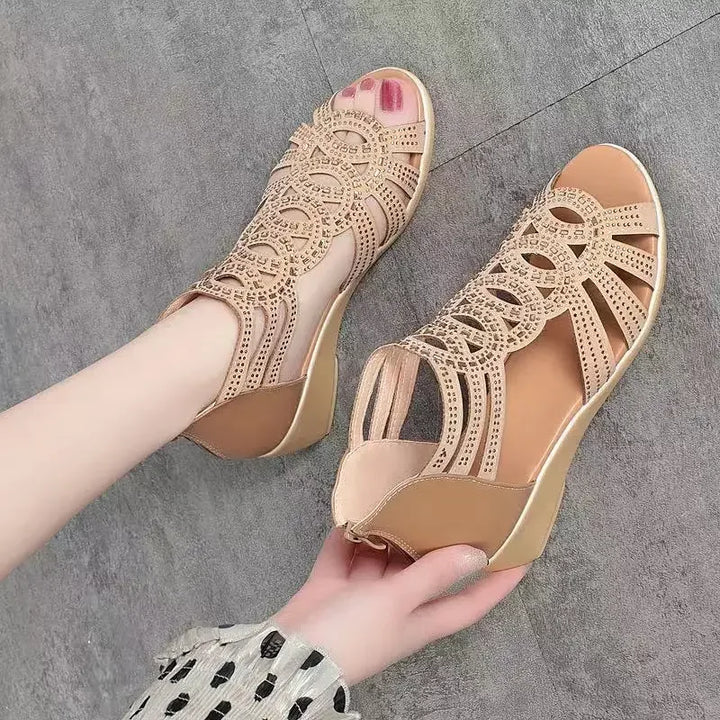 Römische Damenschuhe mit Ausschnitten und Verzierungen