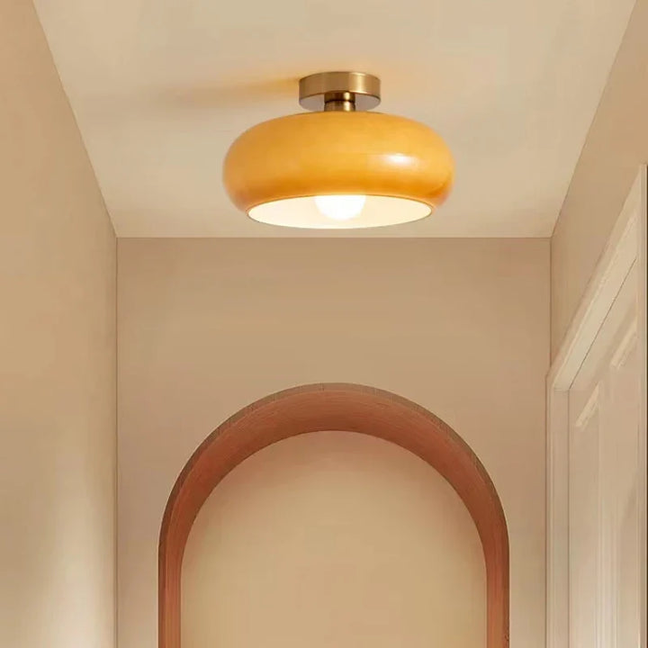 Pendelleuchte mit opalisierendem Glasschirm – eleganter Retro-Bauhaus-Akzent