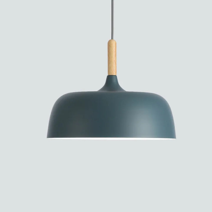 Moderne Metall-Pendelleuchte mit Holzakzent – minimalistischer Skandinavischer Stil