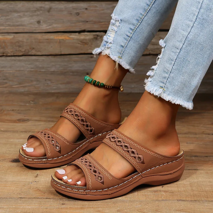 Orthopädische Damensandalen zum Hineinschlüpfen mit Stickerei