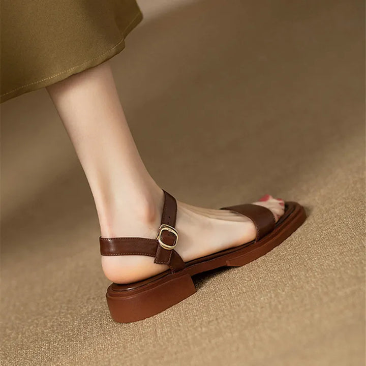 Modische Damen-Sandalen mit niedrigem Absatz und Riemen