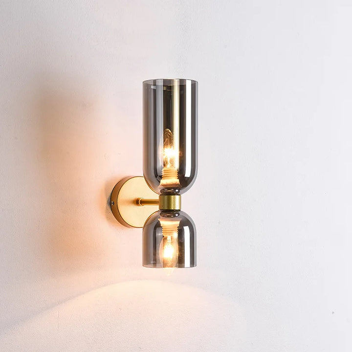 Elegante Wandleuchte mit Rauchglas und goldenem Finish – doppelte Lichtquelle