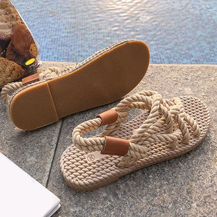 Boho-Damensandalen mit geflochtenen Riemen