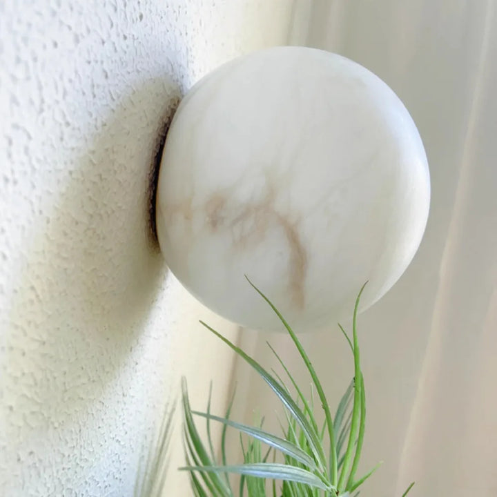 Wandleuchte mit Marmorkugelschirm und LED – moderne Dekorationsleuchte