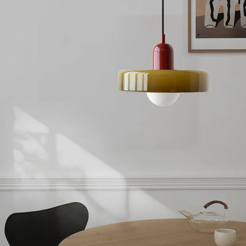 Moderne Pendelleuchte mit farbigem Glasschirm – Bauhaus-Design