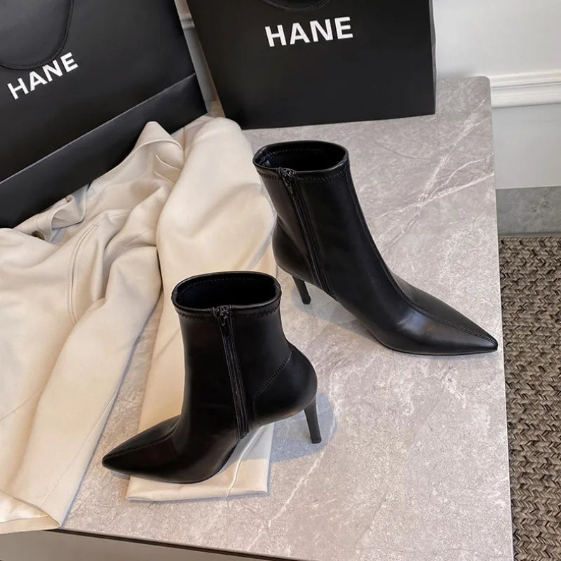 Damenschuhe mit hohen Absätzen