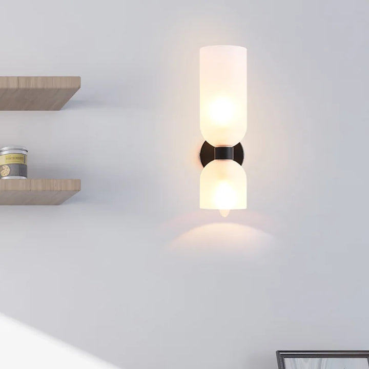 Elegante Wandleuchte mit Rauchglas und goldenem Finish – doppelte Lichtquelle