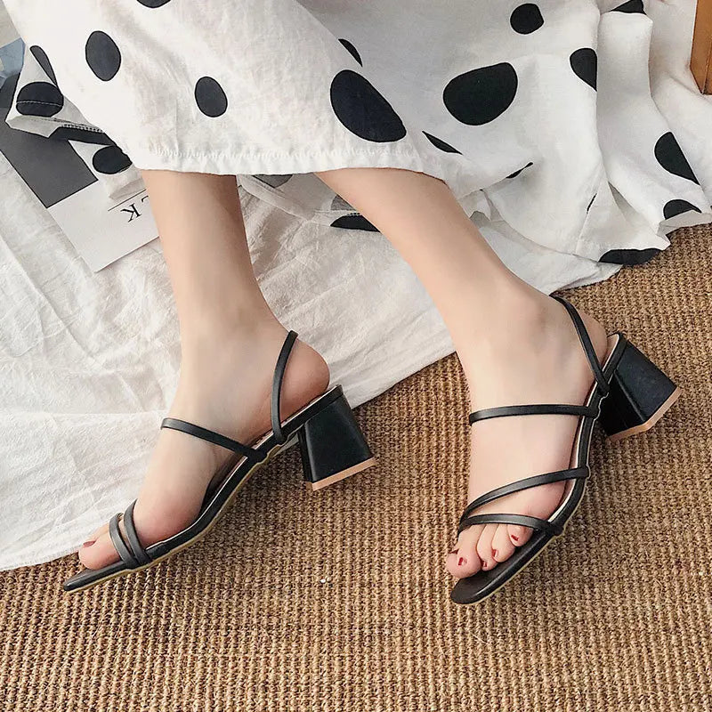 Elegante Damen-Sandalen mit Absatz und transparenten Riemen