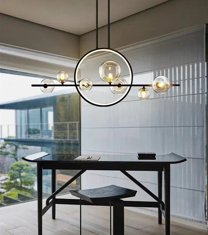 Moderne Deckenleuchte mit kugelförmigen Glasschirmen und geometrischem LED-Ring