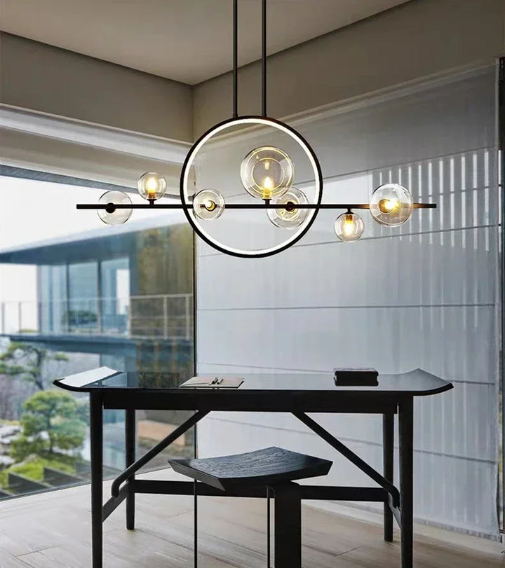 Moderne Deckenleuchte mit kugelförmigen Glasschirmen und geometrischem LED-Ring
