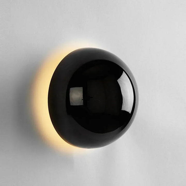 Moderne LED-Wandleuchte mit Kugelform und Halo-Effekt