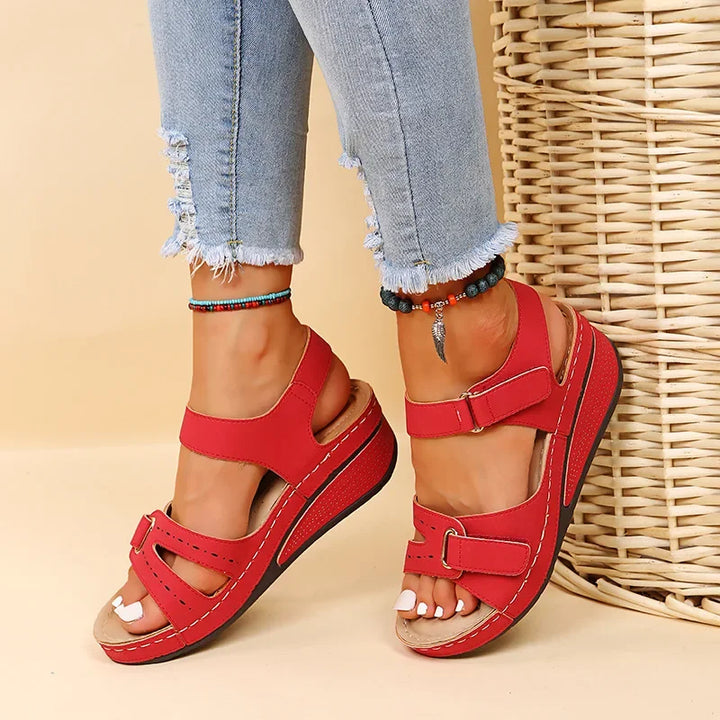 Orthopädische Damensandalen auf Ankern mit verstellbaren Riemen
