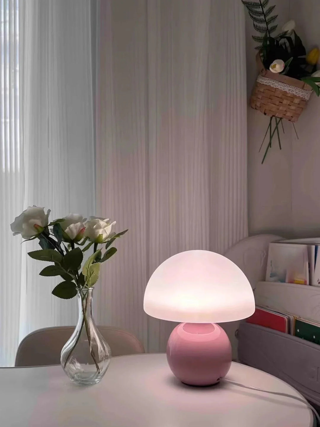 Moderne Tischlampe mit kugelförmigem Sockel und Pilzschirm – minimalistisches Design