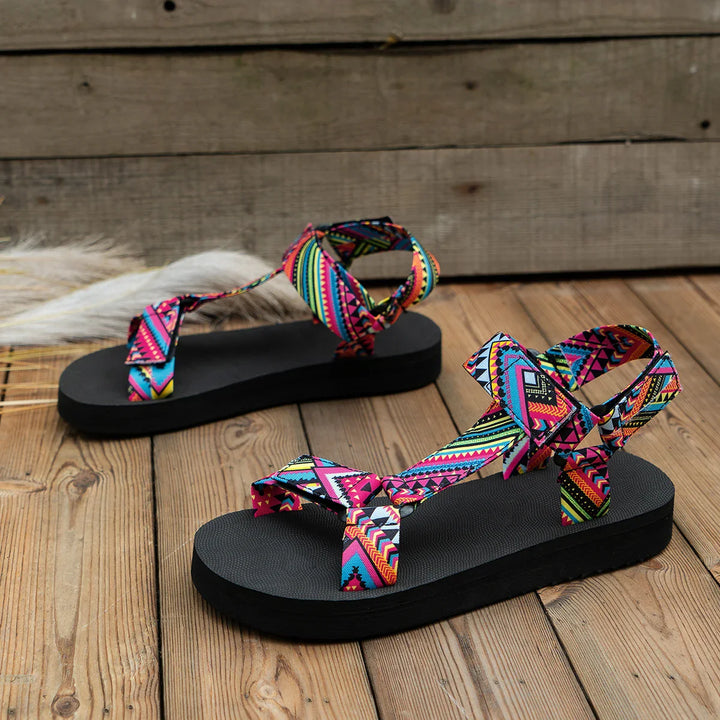 Bunte Damensandalen im Ethno-Stil
