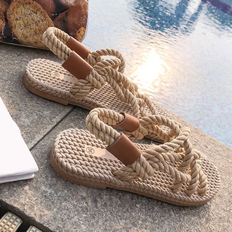 Boho-Damensandalen mit geflochtenen Riemen