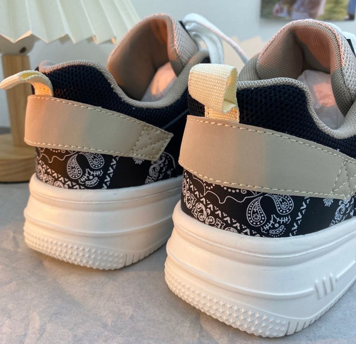 Damen-Sneaker mit kontrastierenden Mustern und dicken Sohlen