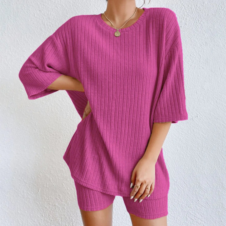 Bequemes Strickset für zu Hause mit locker sitzendem Oberteil und kurzer Hose