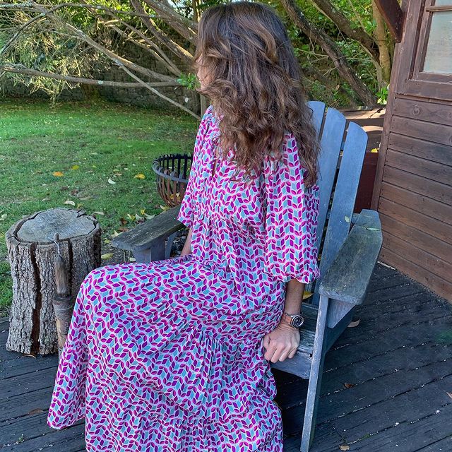 Asymmetrisches Kleid mit V-Ausschnitt in geometrischem Muster