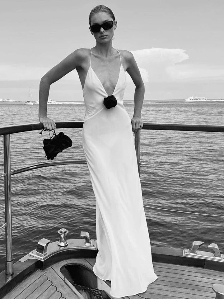 Elegantes Abendkleid mit tiefem Ausschnitt und schmalen Trägern