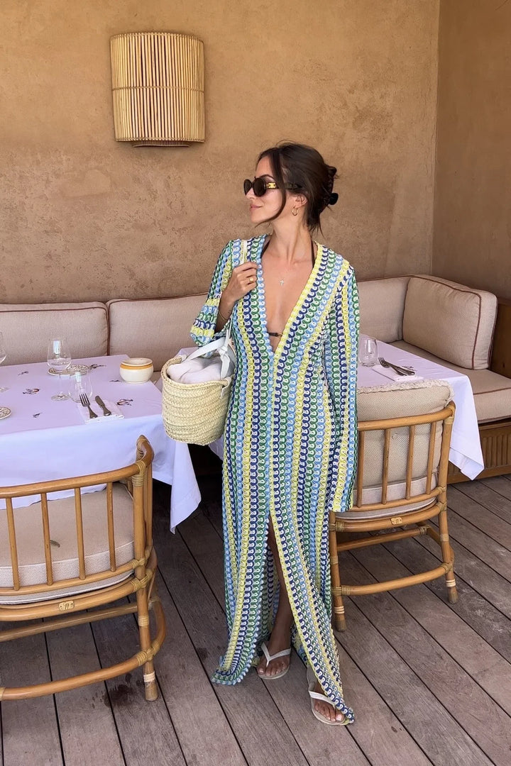 Langes Sommer-Häkelkleid im Boho-Stil mit tiefem Ausschnitt