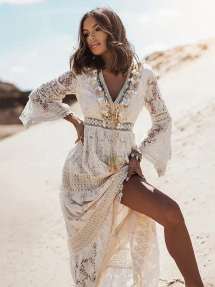 Langes Spitzen-Strandkleid mit 3/4-Ärmeln und verziertem Ausschnitt