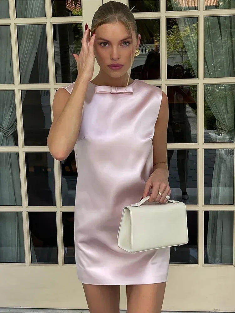 Minikleid aus Satin mit tiefem Rückenausschnitt und Schleife