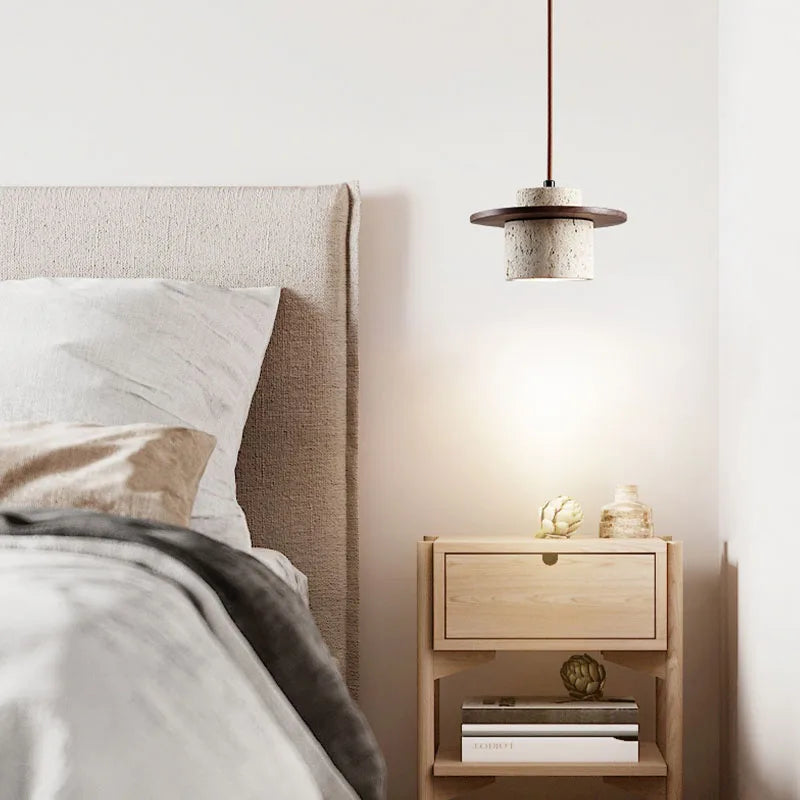 Moderne Pendelleuchte aus Travertin und Holz
