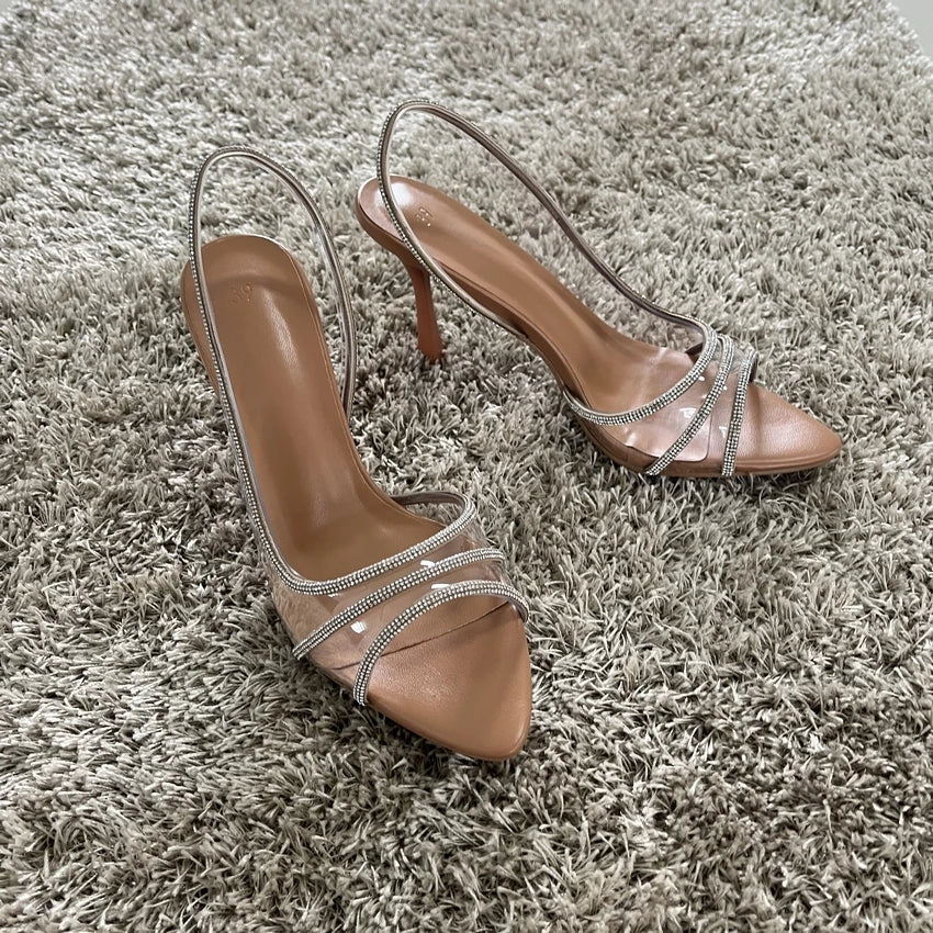 Elegante Damenstilettos mit Kristallriemen