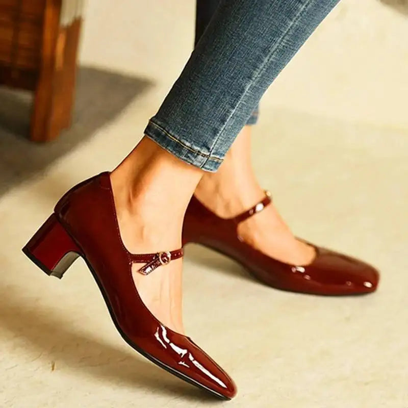 Lackierte Damen Plateau Heels mit niedrigem Absatz und Riemen