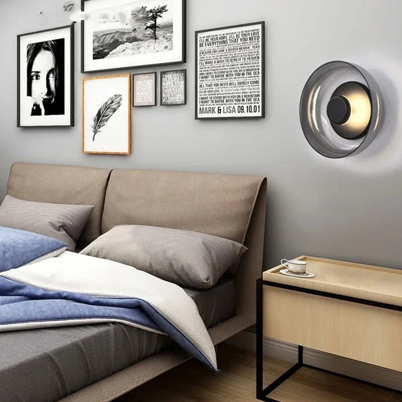Moderne Wandleuchte mit rundem Glasschirm
