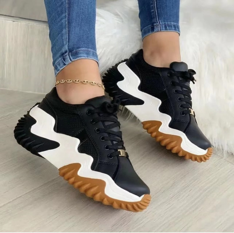 Damen-Sportschuhe mit hoher gewellter Sohle