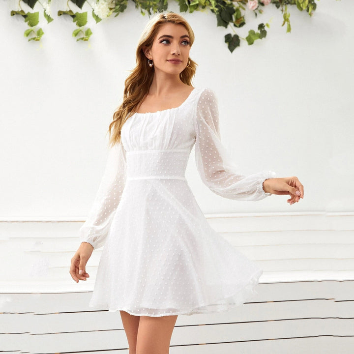 Hübsches Kleid mit durchbrochenem Muster und langen, gepufften Ärmeln