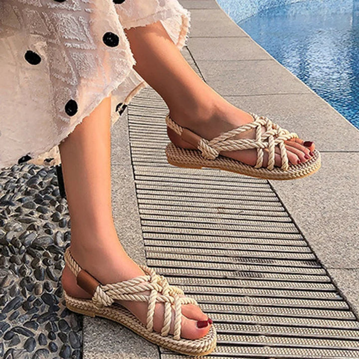 Boho-Damensandalen mit geflochtenen Riemen