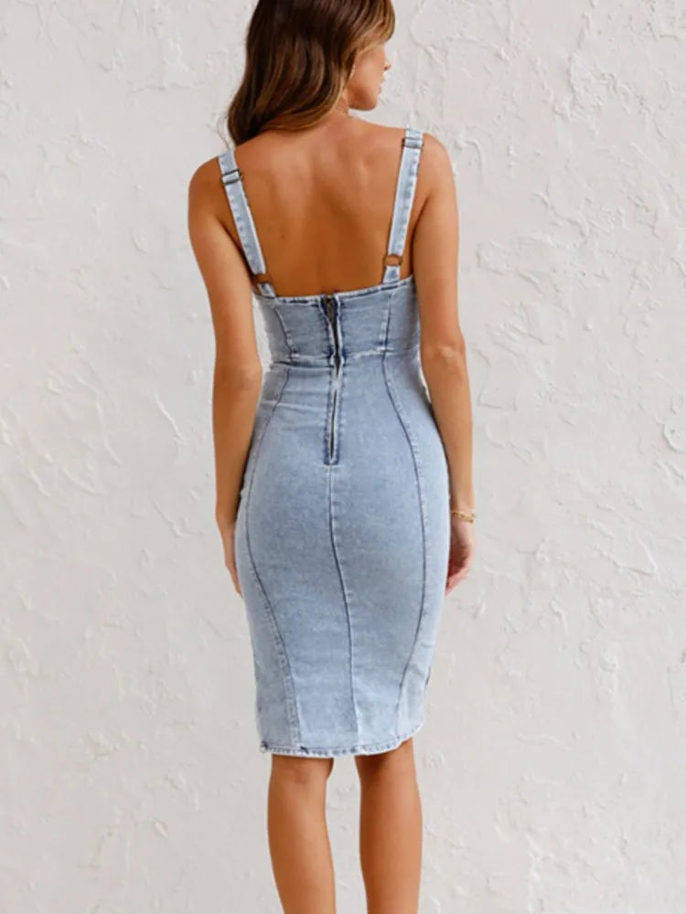 Figurbetontes Jeanskleid mit Schlitz, Trägern und Zipper hinten