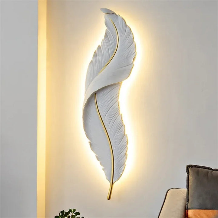 Wandleuchte in Federform – Elegantes Design mit warmem Licht