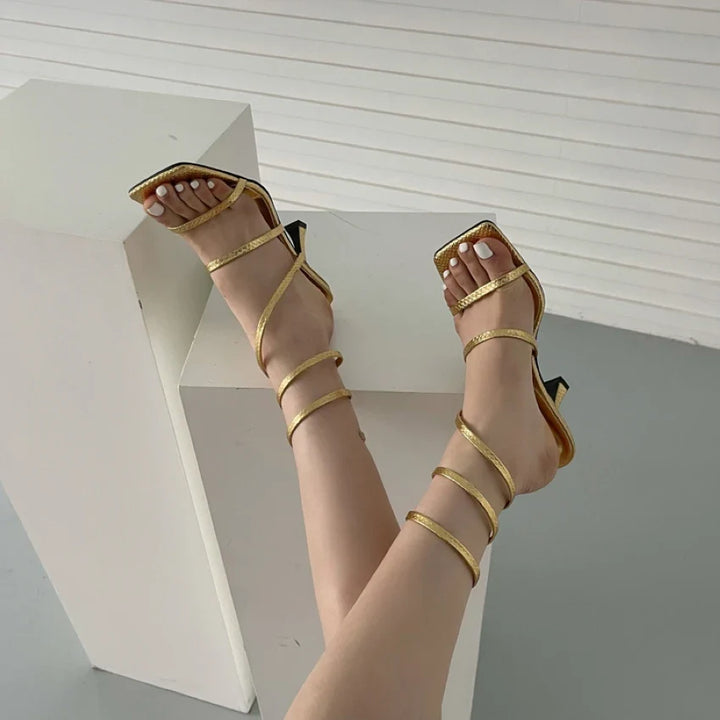 Luxuriöse Damen-Sandalen mit Absatz und goldenen Riemen