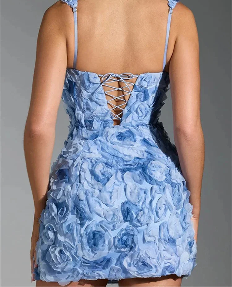 Kurzes Kleid mit 3D-Blumen und Schnürung am Rücken