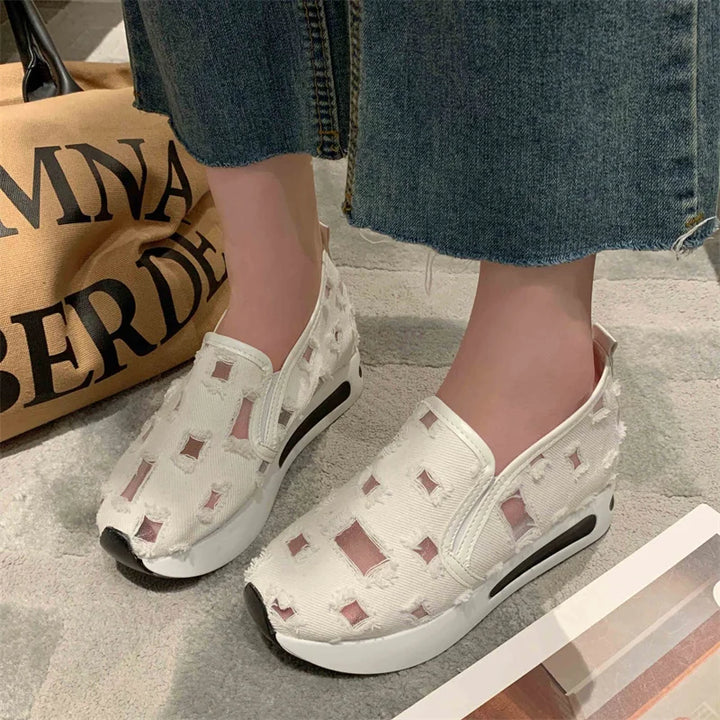 Luftige Damen-Slipper mit Cutouts und Plateau
