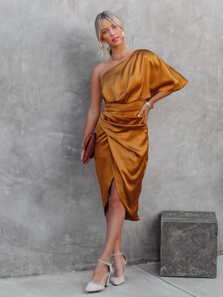 Midikleid aus Satin mit elegantem Schlitz und weiten Ärmeln