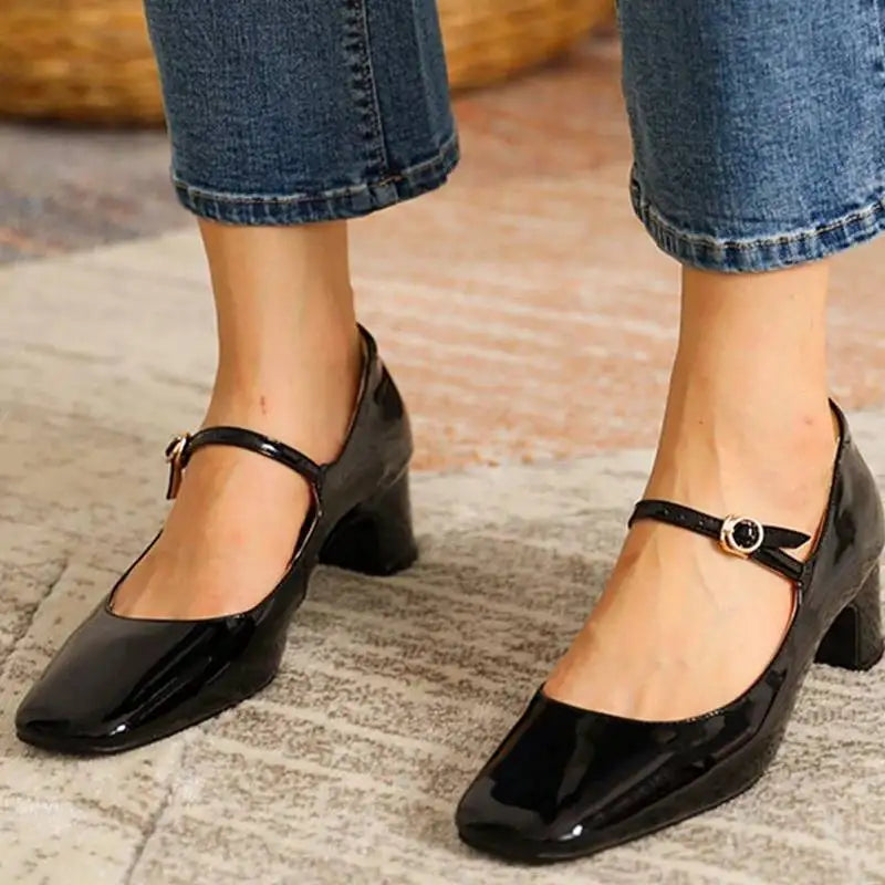 Lackierte Damen Plateau Heels mit niedrigem Absatz und Riemen