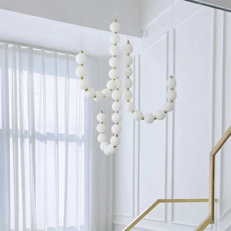 Moderne LED-Pendelleuchte – ausdrucksstarke Kugelkette aus Lichtbällen