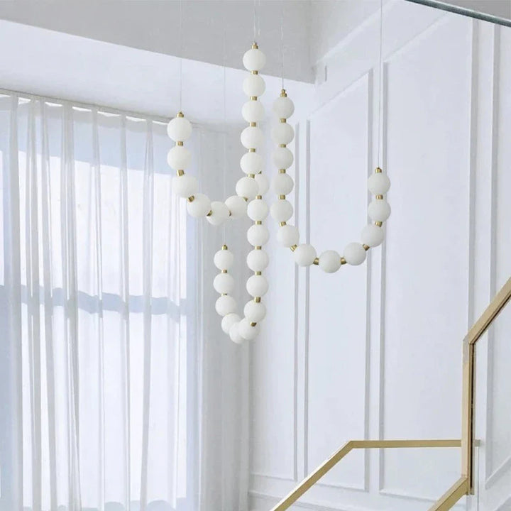 Moderne LED-Pendelleuchte – ausdrucksstarke Kugelkette aus Lichtbällen