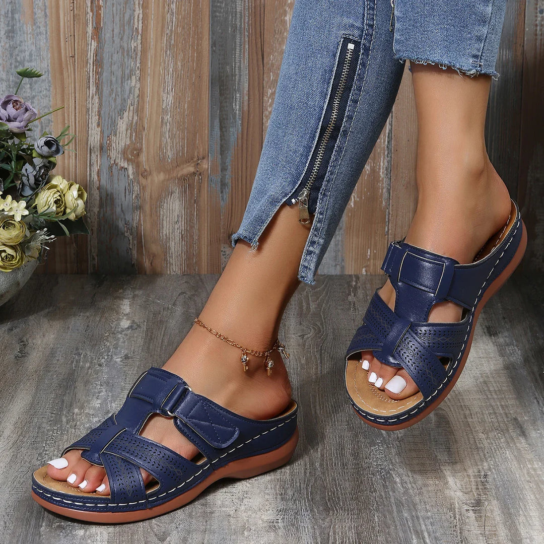 Bequeme orthopädische Damensandalen mit verstellbaren Riemen