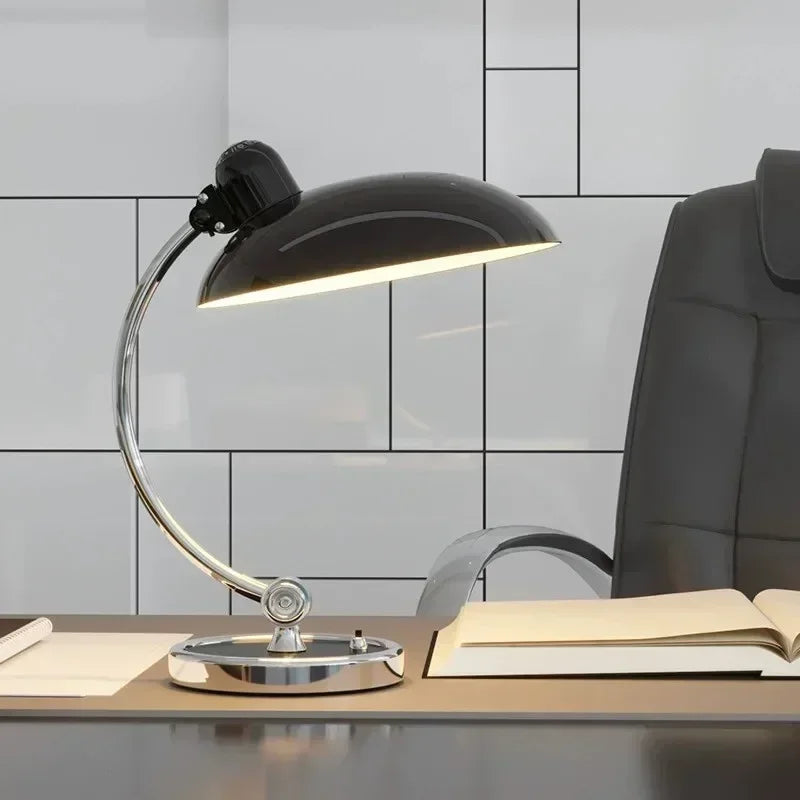 Retro Schreibtischlampe aus Metall mit verchromtem Fuss
